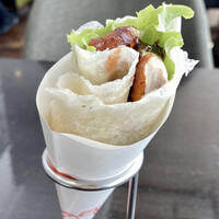 中国菜 老四川 飄香 銀座三越店 - 四川ハーブチキンの生春巻き　一本
                ハーブチキンにはちゃんとお肉も付いています。
                ここの甜麺醤が凄く美味しくて大好きです♪