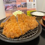 とんかつ 栄ちゃん - 両端の脂身たっぷり部分は忘れられない感動が今回もあった。