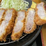 とんかつ 栄ちゃん - ライトサイド。脂身の旨みと甘みの次元が違う。ドキドキしちゃった。