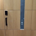 すし処 稽司 - 左側の黒いボックス内の暗証番号を押さないと入れません