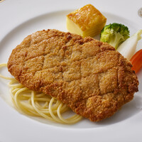 仔牛のカツレツ　スパゲッティ添え