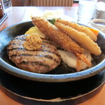 Sumiyaki Suteki Kuni - ハンバーグ、エビフライ、白身フライ二尾