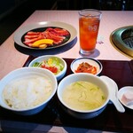 焼肉 徳寿 - たっぷりカルビセットと烏龍茶