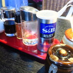 麺酒房 龍安 - 卓上調味料