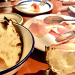 神楽坂ワイン食堂 ビストロ　Entraide - このパンが中々美味しい