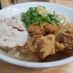 肉讃岐 甚三うどん - 肉讃岐　冷　スペシャル(700円)  鶏天3個、豚バラ(林SPF)