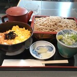 成田屋 - 本日のランチ（鮭と玉子の二色丼＋もり蕎麦）