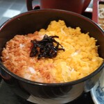 成田屋 - 鮭と玉子の二色丼