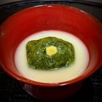 新ばし 星野 - 蓬餅の白味噌仕立て。お餅はお店で着いたもので、蓬感がしっかりあって、よく伸びました。あ、お餅ってこんな感じよね、と久しぶりに感じました。素晴らしく好きな一品。