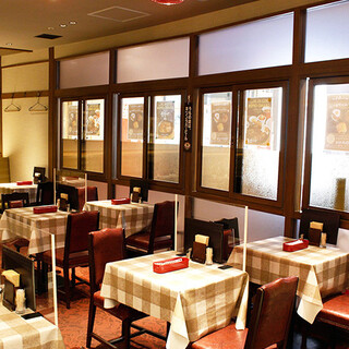 どこか懐かしさを感じるレトロな雰囲気の店内