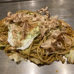 Okonomiyaki Teppanyaki Tougi - 焼きそばのアップ！　青海苔や花鰹でお化粧です。
