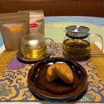 Gofuku - レジ横で「月餅」と「お茶」の販売もしております。