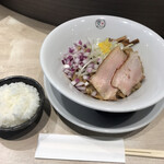 味噌ヌードル 麹 - 和え麺とサービスのミニライス