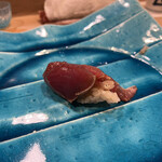 うを徳 - 藁で燻したカツオのにぎり