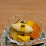 日本料理 研野 - デザートはココナッツのアイスクリームにパイナップル、マンゴー、キーウィなど