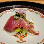 日本料理 研野 - 和歌山県の初鰹、淡路島の新玉ねぎ、ネギの花