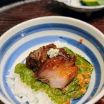 日本料理 研野 - 叉焼丼、焼豚にブルーチーズを乗せて、ねぎ味噌をまぶした荏胡麻