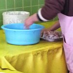 宮内商店 - 特製の秘伝のタレを掛けて片栗粉まぶします。