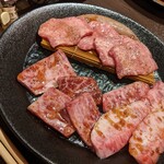 黒毛和牛焼肉 白か黒 - 