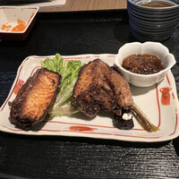 古今 本店 - ハタの唐揚げ。特製のソースをつけて。エシャロットの酢漬けとプルーンのクリームチーズのせ。