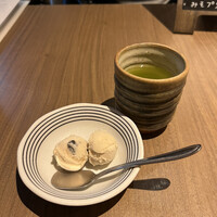 古今 本店 - 黒豆ときな粉のアイスクリーム。温かいお茶とセットで。