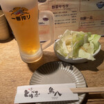Tori Hachi - 生ビールとお通しのキャベツ
