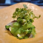 ラヴァンドール - ブロッコリーのスライス、ソース、そしてブロッコリーの新芽を細魚に合わせています。