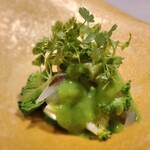ラヴァンドール - 塩で旨味を引き出された細魚にブロッコリーの食感、ソースのほんのり甘味、新芽のハーブ感が混ざり合って美味しいです。