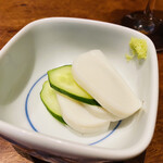 やきとり 嶋家 - お通しの板わさ。