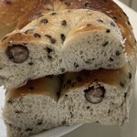 Maru Bagel - 黒ごま大納言の断面