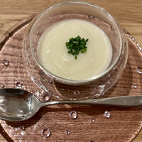 ラ・トラース - アミューズ
                -新玉ねぎのピューレ
                -モンゴウイカの炭火焼き
                
