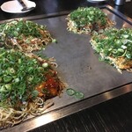 Okonomiyaki Teppanyaki Kuraya - 蔵屋スペシャル￥900は肉玉そばorうどん　シソにイカ天とネギ