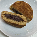 黒松本舗 草月 - 生地が黒糖色。