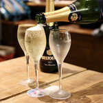 餃子とスパークリング バブルス - こぼれスパークリング