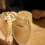 餃子とスパークリング バブルス - こぼれスパークリングで乾杯♪