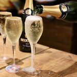 餃子とスパークリング バブルス - こぼれすぎた（笑）