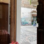 Cantine Barbaroux - 鏡にも行き交う人々が映る