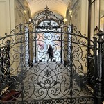 Cantine Barbaroux - お出掛けするご婦人が「どうぞ、中に入ってお撮りください。」と言ってくれた