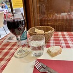 Cantine Barbaroux - Bicchiere(グラス) にたっぷり注がれた赤ワイン