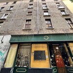 Cantine Barbaroux - 近くにある建物は、レンガ積みをモルタルで隠さない仕上げ