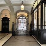 Cantine Barbaroux - パティオから門扉を写す