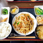 国産牛タン食べ放題と卓上無限レモンサワー 名物家 - たけのこと豚肉炒め定食　900円