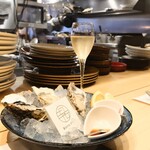 四ツ橋・新町 牡蠣と肉たらしビストロAKIRA - シャンパンはローランペリエラキュヴェ