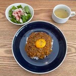 and tsubame - 卵黄乗せキーマカレー