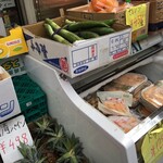 楽楽生鮮 - 外の冷凍ケースにもオレンジ色がジャックフルーツ、黒い箱はドリアン