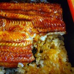 うなぎ亭 友栄 - 1匹なのに 一部は「二段重ね」になっています。