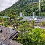 うなぎ亭 友栄 - お店の近くには箱根ターンパイクも走っていて、『うなぎ亭 友栄』の窓からも見えます。