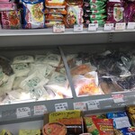 楽楽生鮮 - チェー、オレンジ色がジャックフルーツ、ドリアン、ちまき