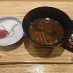 天ぷら たけうち - 漬け物と赤だし