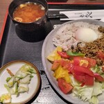 とん八 - 平牧三元豚ガパオライス&若鶏かつランチ　税込み935円